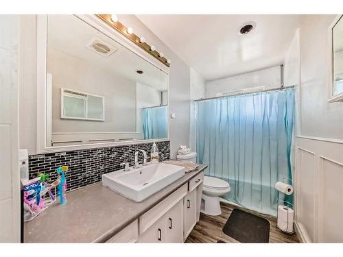 4611 Forman Crescent Se, Calgary, AB - Indoor Photo Showing Bathroom