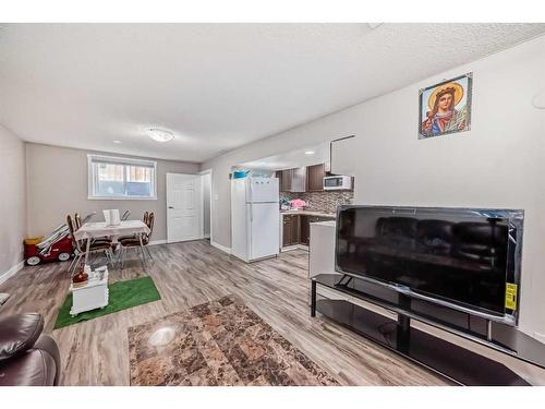 4611 Forman Crescent Se, Calgary, AB - Indoor Photo Showing Living Room