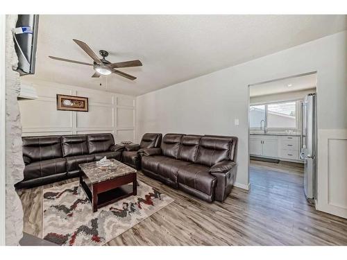 4611 Forman Crescent Se, Calgary, AB - Indoor Photo Showing Living Room