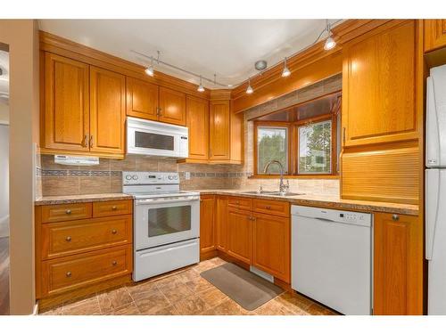 1012 Cannock Road Sw, Calgary, AB - Indoor Photo Showing Kitchen
