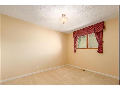 1012 Cannock Road Sw, Calgary, AB - Indoor Photo Showing Other Room