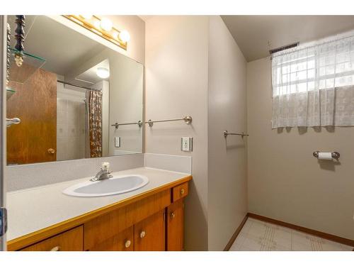 1012 Cannock Road Sw, Calgary, AB - Indoor Photo Showing Bathroom
