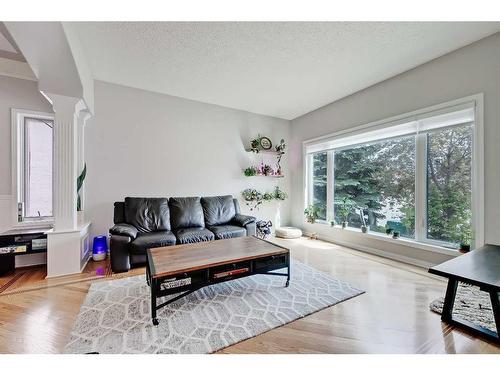 468 Mckenzie Lake Bay Se, Calgary, AB - Indoor Photo Showing Living Room