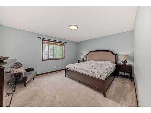41 Everbrook Drive Sw, Calgary, AB - Indoor Photo Showing Bedroom