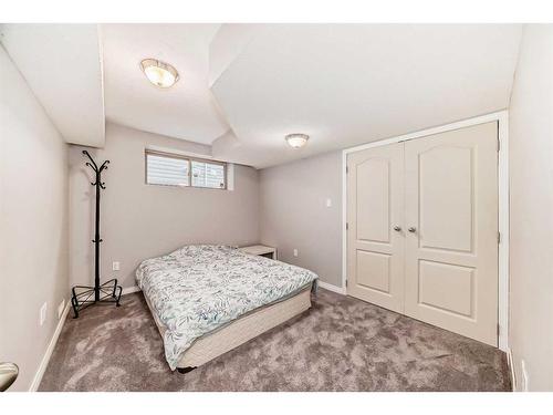 41 Everbrook Drive Sw, Calgary, AB - Indoor Photo Showing Bedroom