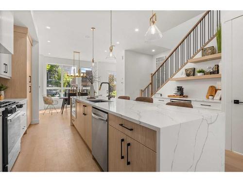 3609 2 Street Nw, Calgary, AB - Indoor Photo Showing Kitchen With Upgraded Kitchen