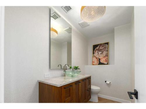802-8505 Broadcast Avenue Sw, Calgary, AB - Indoor Photo Showing Bathroom