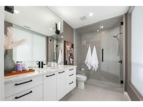 802-8505 Broadcast Avenue Sw, Calgary, AB - Indoor Photo Showing Bathroom