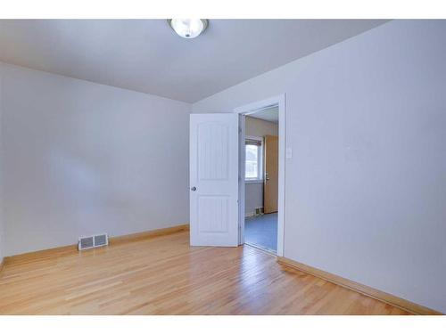 2021 21 Avenue Nw, Calgary, AB - Indoor Photo Showing Other Room