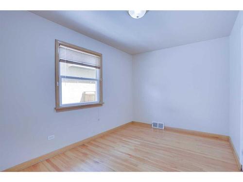 2021 21 Avenue Nw, Calgary, AB - Indoor Photo Showing Other Room