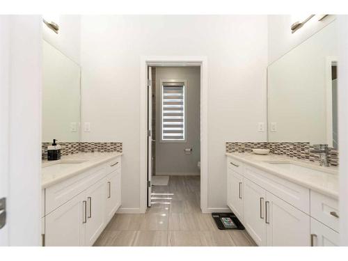 96 Cityline Point Ne, Calgary, AB - Indoor Photo Showing Bathroom