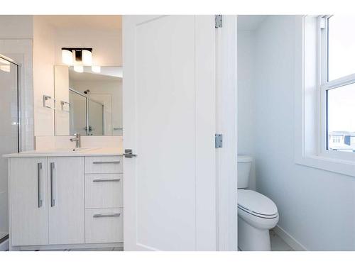 811 Carrington Boulevard Nw, Calgary, AB - Indoor Photo Showing Bathroom