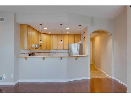 404-1718 14 Avenue Nw, Calgary, AB - Indoor Photo Showing Kitchen