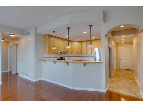 404-1718 14 Avenue Nw, Calgary, AB - Indoor Photo Showing Kitchen