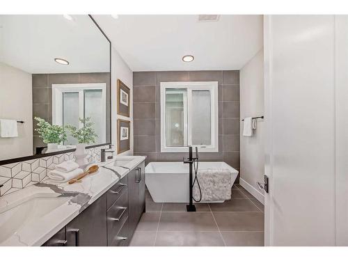 1931 43 Avenue Sw, Calgary, AB - Indoor Photo Showing Bathroom