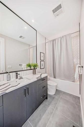 1931 43 Avenue Sw, Calgary, AB - Indoor Photo Showing Bathroom