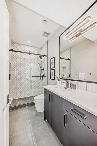 1931 43 Avenue Sw, Calgary, AB - Indoor Photo Showing Bathroom