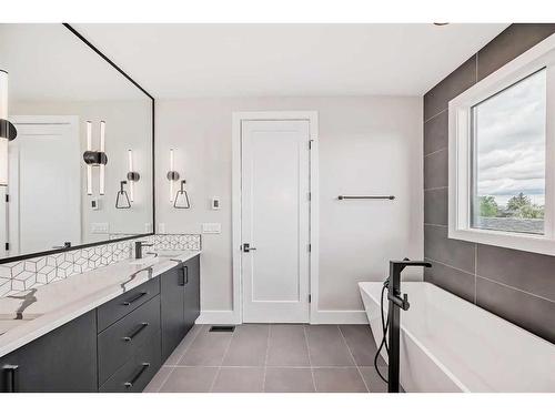 1931 43 Avenue Sw, Calgary, AB - Indoor Photo Showing Bathroom