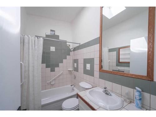1613 23 Avenue Nw, Calgary, AB - Indoor Photo Showing Bathroom