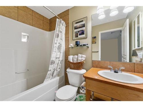 533 Mckenzie Towne Drive Se, Calgary, AB - Indoor Photo Showing Bathroom