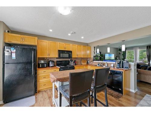 533 Mckenzie Towne Drive Se, Calgary, AB - Indoor Photo Showing Kitchen