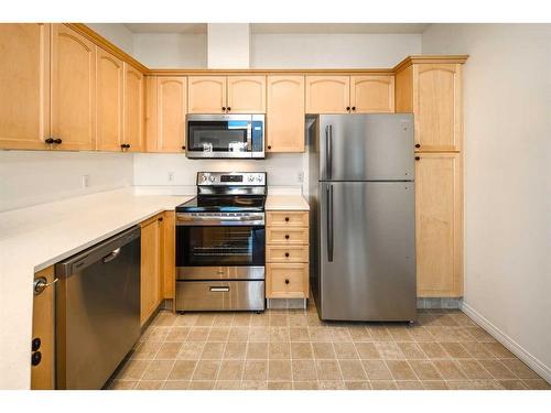 428-345 Rocky Vista Park Nw, Calgary, AB - Indoor Photo Showing Kitchen