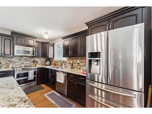 16 Whiteram Mews Ne, Calgary, AB - Indoor Photo Showing Kitchen With Upgraded Kitchen