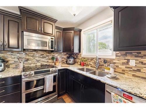 16 Whiteram Mews Ne, Calgary, AB - Indoor Photo Showing Kitchen With Double Sink With Upgraded Kitchen