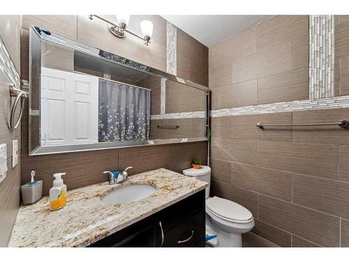 16 Whiteram Mews Ne, Calgary, AB - Indoor Photo Showing Bathroom