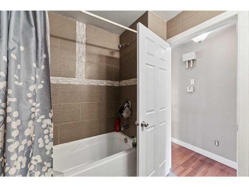 16 Whiteram Mews Ne, Calgary, AB - Indoor Photo Showing Bathroom