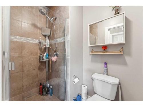 16 Whiteram Mews Ne, Calgary, AB - Indoor Photo Showing Bathroom