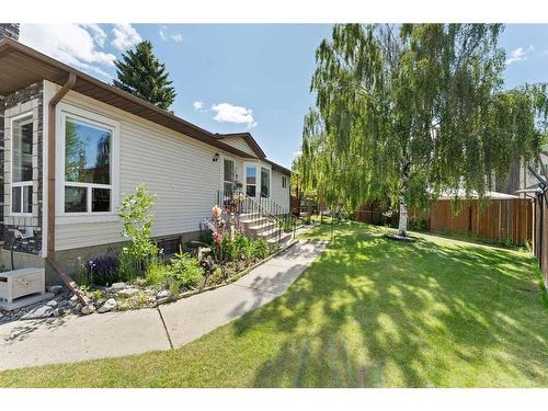 16 Whiteram Mews Ne, Calgary, AB - Outdoor