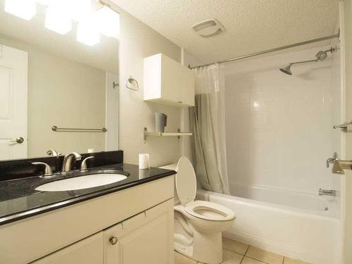 106-2611 15A Street Sw, Calgary, AB - Indoor Photo Showing Bathroom