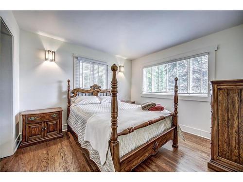 2232 Halifax Crescent Nw, Calgary, AB - Indoor Photo Showing Bedroom