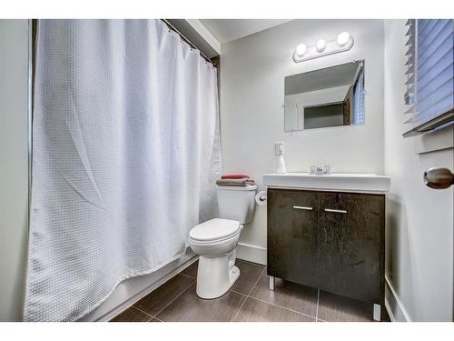 2232 Halifax Crescent Nw, Calgary, AB - Indoor Photo Showing Bathroom