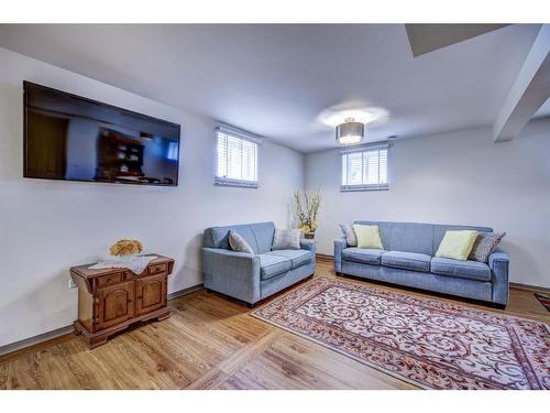 2232 Halifax Crescent Nw, Calgary, AB - Indoor Photo Showing Living Room