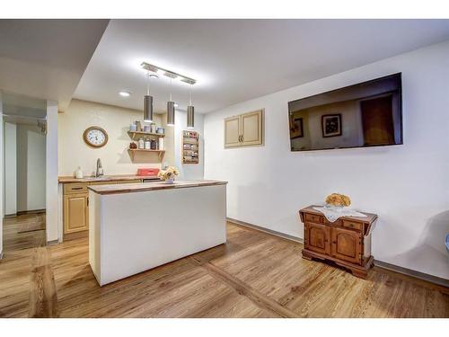 2232 Halifax Crescent Nw, Calgary, AB - Indoor Photo Showing Kitchen