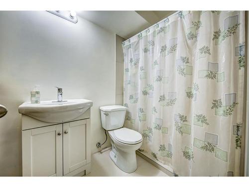 2232 Halifax Crescent Nw, Calgary, AB - Indoor Photo Showing Bathroom