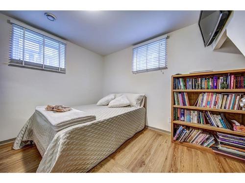 2232 Halifax Crescent Nw, Calgary, AB - Indoor Photo Showing Bedroom