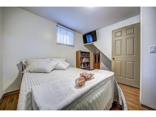 2232 Halifax Crescent Nw, Calgary, AB - Indoor Photo Showing Bedroom