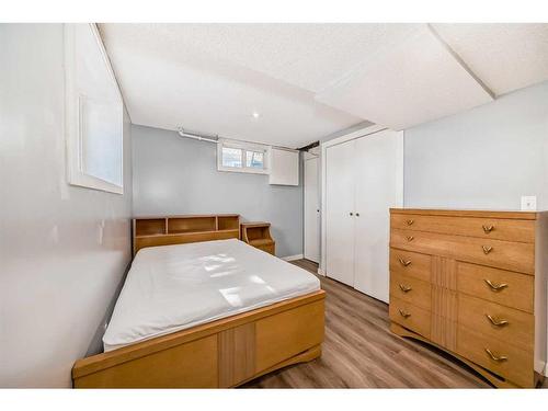 381 Hendon Drive Nw, Calgary, AB - Indoor Photo Showing Bedroom