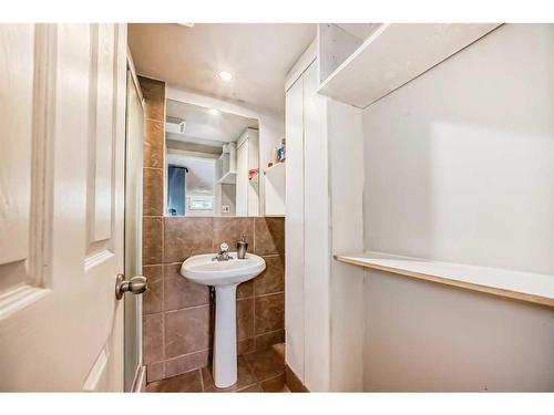 381 Hendon Drive Nw, Calgary, AB - Indoor Photo Showing Bathroom