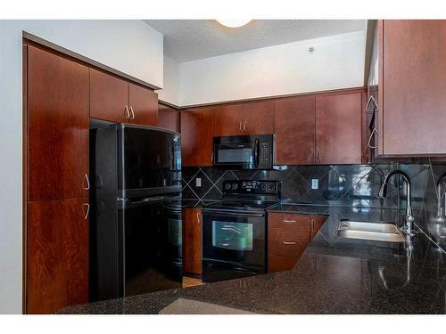 1507-8880 Horton Road Sw, Calgary, AB - Indoor Photo Showing Kitchen With Double Sink