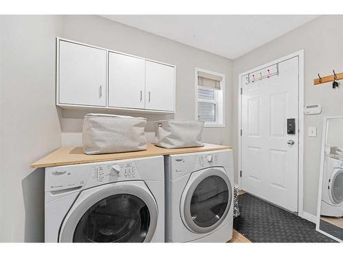 202 Shannon Square Sw, Calgary, AB - Indoor Photo Showing Laundry Room