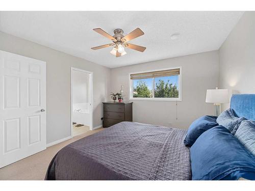 202 Shannon Square Sw, Calgary, AB - Indoor Photo Showing Bedroom