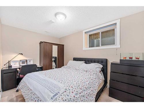 202 Shannon Square Sw, Calgary, AB - Indoor Photo Showing Bedroom