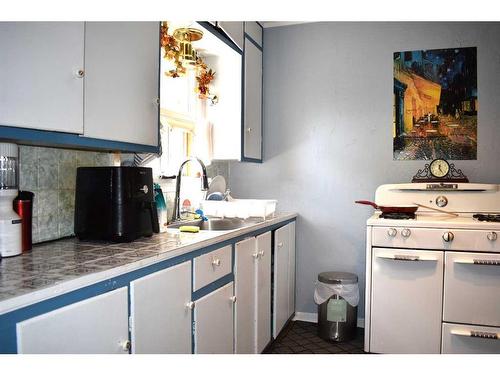 1812 51 Street Nw, Calgary, AB - Indoor Photo Showing Kitchen