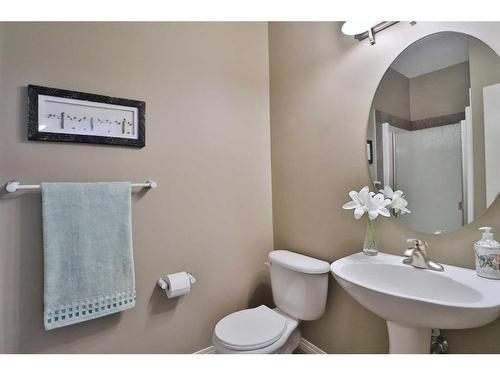 421 Rocky Vista Gardens Nw, Calgary, AB - Indoor Photo Showing Bathroom