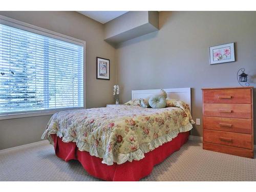 421 Rocky Vista Gardens Nw, Calgary, AB - Indoor Photo Showing Bedroom