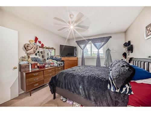 6425 & 6427 35 Avenue Nw, Calgary, AB - Indoor Photo Showing Bedroom